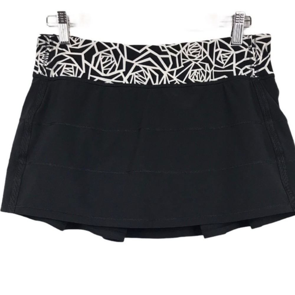 Lululemon Pace Setter II 8 Tall- black w/black and white floral print shorts EUC